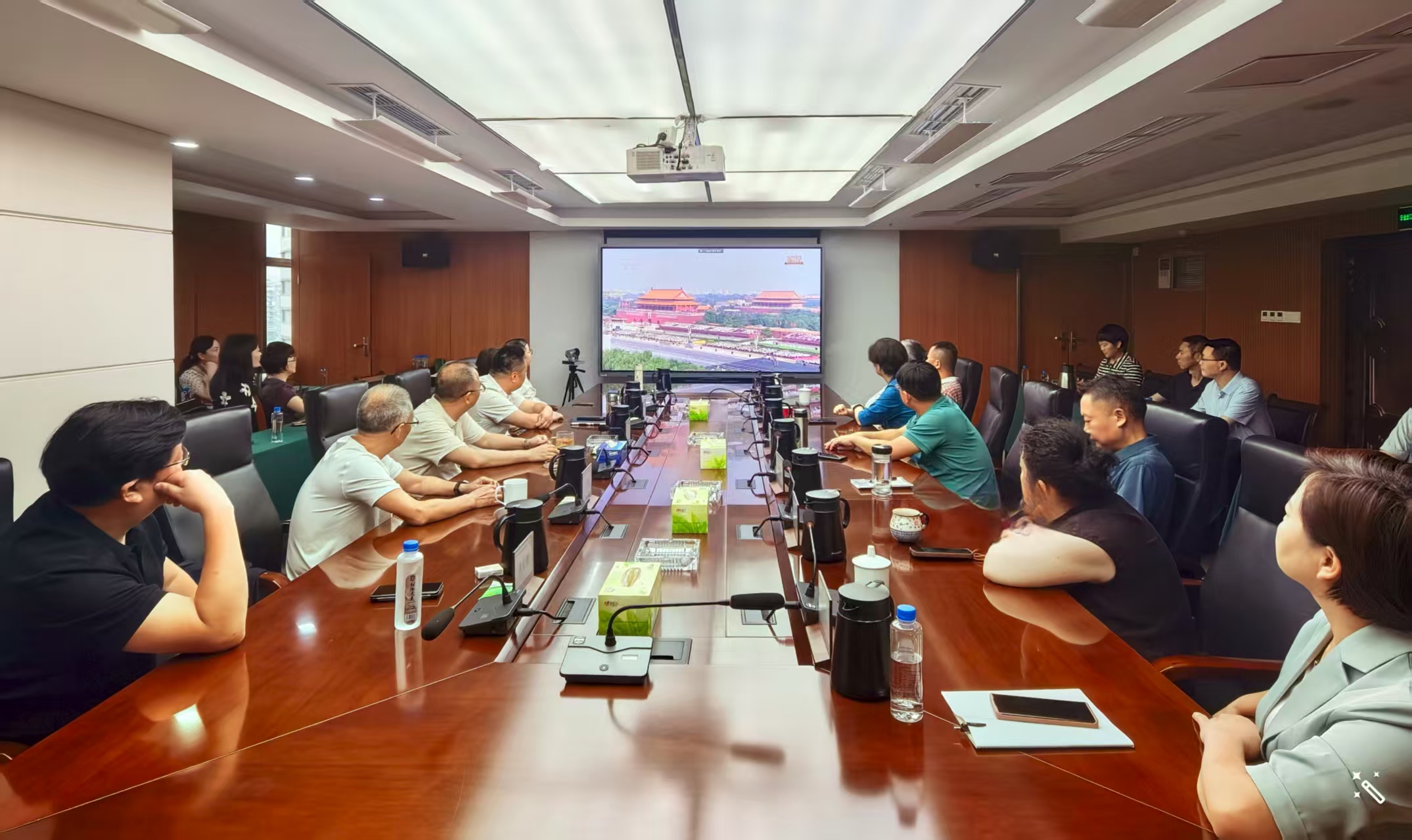 市農(nóng)投集團全體黨員和干部職工收看中國人民抗日戰(zhàn)爭暨世界反法西斯戰(zhàn)爭勝利80周年大會